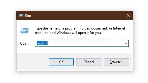 Mở hộp thoại Run và gõ regedit